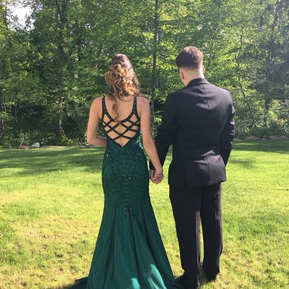 Gown - Picture 6 of 6